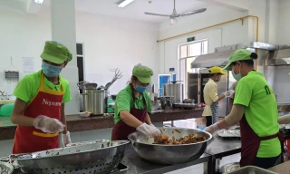 Bếp ăn bán trú ở Trường Tiểu học Trần Thị Bưởi trưa ngày 3/11.