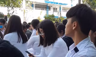 Dùng điện thoại trong lớp học, nên hay không nên?