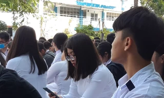 Dùng điện thoại trong lớp học, nên hay không nên?