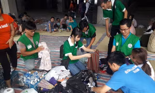 Hàng chục người mang thức ăn, nước uống cho nạn nhân vụ cháy