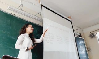 Học sinh thích thú, chững chạc khi được vào vai giáo viên