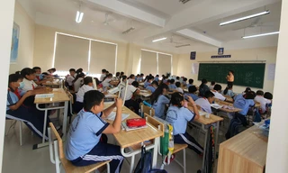 Cảnh báo người lạ tiếp cận cho tiền học sinh ở cổng trường