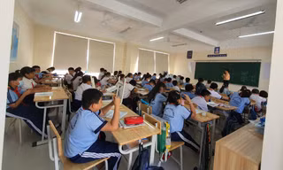 Cảnh báo người lạ tiếp cận cho tiền học sinh ở cổng trường