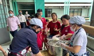 Trường học mời phụ huynh vào bếp kiểm tra, ăn cơm cùng con
