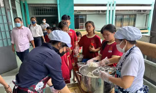 Trường học mời phụ huynh vào bếp kiểm tra, ăn cơm cùng con