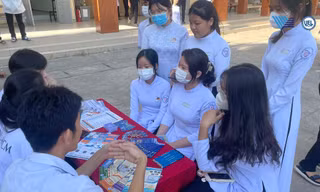 Thí sinh tại TPHCM trong buổi tìm hiểu thông tin ngành học
