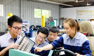 Sinh viên Trường ĐH Sư phạm Kỹ thuật TPHCM trong giờ học thực hành