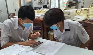 Học sinh Sài Gòn gấp rút thi học kỳ trong 3 ngày gần chục môn để chạy dịch COVID-19