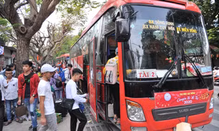 Hàng ngàn vé xe, máy bay miễn phí cho sinh viên, công nhân vùng lũ lụt về quê đón Tết 2021