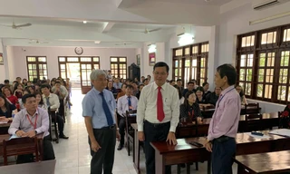  Thứ trưởng Bộ GD&ĐT Nguyễn Văn Phúc (áo trắng ở giữa) làm việc với Sở GD&ĐT tình Bà Rịa- Vũng Tàu 