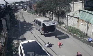 Hình ảnh xe đưa đón làm rớt học sinh ở Đồng Nai mới đây khiến nhiều người thót tim