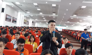 Sinh viên đặt câu hỏi với các doanh nhân