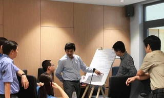 Các giảng viên thảo luận đề tài nghiên cứu khoa học