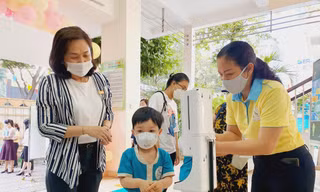 TPHCM: F0 tăng nhanh, trường học gồng mình