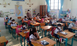 Giáo viên, học sinh Trường Tiểu học Thạnh An trong ngày đầu đến trường