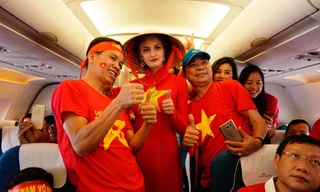 Cổ động viên Việt Nam rực đỏ sân bay Indonesia trước trận tranh HCĐ