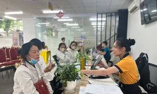 Thí sinh, phụ huynh nộp hồ sơ xét tuyển sớm tại một trường đại học