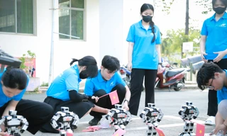 Độc đáo Robot do sinh viên huấn luyện múa ‘Hào khí Việt Nam’ mừng ngày thống nhất