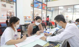 Thí sinh làm thủ tục nộp học bạ xét tuyển tại một trường đại học ở TPHCM