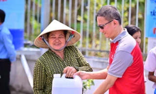 Keppel Việt Nam cùng Báo Tiền Phong tặng máy lọc nước nhiễm mặn ở Hậu Giang, Sóc Trăng