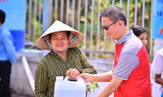 Keppel Việt Nam cùng Báo Tiền Phong tặng máy lọc nước nhiễm mặn ở Hậu Giang, Sóc Trăng