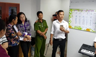 Phụ huynh bỏ làm về đón con vì trường bị rút giấy phép bất ngờ