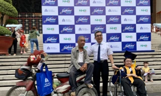 Hai bố còn Việt Tiến, Việt Tuấn chụp ảnh cùng PGS-TS Nguyễn Ngọc Điện Hiệu trưởng Trường ĐH Hoa Sen 