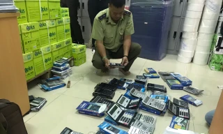 Cục quản lý thị trường TPHCM kiểm tra máy tính Casio tại các điểm nghi bị giả, nhái