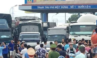 Trạm thu phí trên Quốc lộ 5 ùn ứ do lái xe dùng tiền lẻ qua trạm.