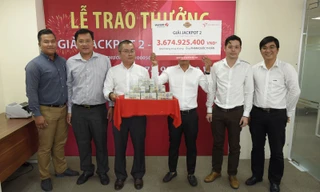 Ông Phạm Quốc Thuần là người đầu tiên nhận thưởng giải độc đắc bằng tiền mặt.