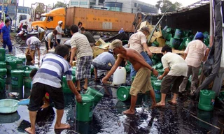 Xe gặp nạn, người dân lao vào hôi của