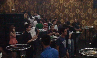 Hàng trăm cảnh sát đột kích quán bar lúc nửa đêm