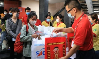 TP. HCM: Tặng quà cho sinh viên đón Tết xa nhà 