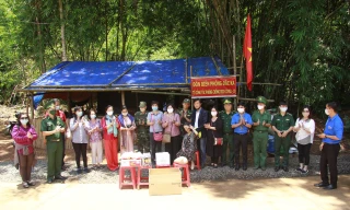 “Ấm áp nghĩa tình biên giới”