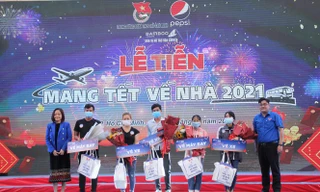 Sinh viên phấn khởi nhận vé về quê đón Tết