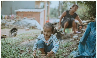 Xúc động bộ ảnh “câu chuyện đặc biệt hai mẹ con” của nữ nhiếp ảnh gia Quảng Ngãi