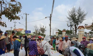 Tình nguyện viên tiếp nước sạch cho người dân miền Tây