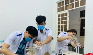 Làm dung dịch sát khuẩn cho chương trình “Thanh niên tình nguyện Hè 2020”