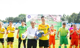 Tổ chức trận bóng nhằm gây quỹ ủng hộ đồng bào miền Trung 
