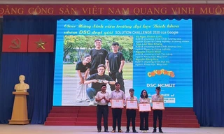 Trao bằng khen cho nhóm sinh viên giành chiến thắng cuộc thi “Solution Challenge 2020“
