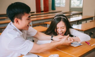 Cặp đôi về lại trường cũ chụp ảnh cưới siêu cute