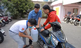 Thành Đoàn TP. HCM tặng dung dịch sát khuẩn cho các trường học