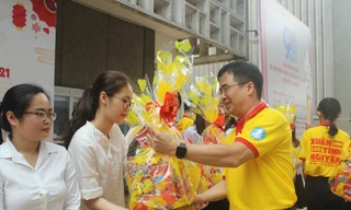 Tặng vé xe và quà cho sinh viên khó khăn đón Tết