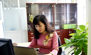 Cô giảng viên trẻ xinh đẹp, say nghề