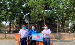 Hội Sinh viên tỉnh Bình Dương tặng quà sinh viên tình nguyện tuyến đầu chống dịch
