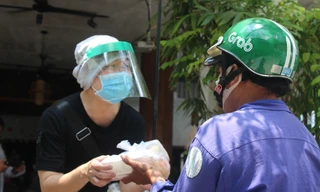 Ca sĩ Sỹ Luân tặng cơm cho người nghèo vượt qua mùa dịch COVID-19