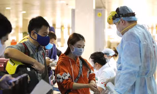 TPHCM lấy mẫu xét nghiệm toàn bộ nhân viên sân bay Tân Sơn Nhất