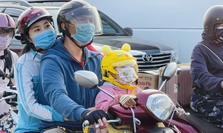 Xe cộ ùn ùn quay lại TPHCM sau kì nghỉ Tết