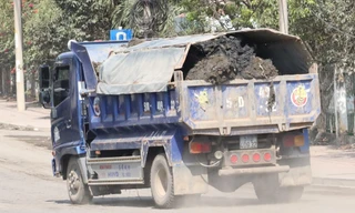 Xe tải chở bùn 'bầy hầy' chạy ầm ầm trên đường.