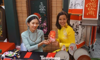 'Bà đồ' xinh như hot girl múa bút trên phố